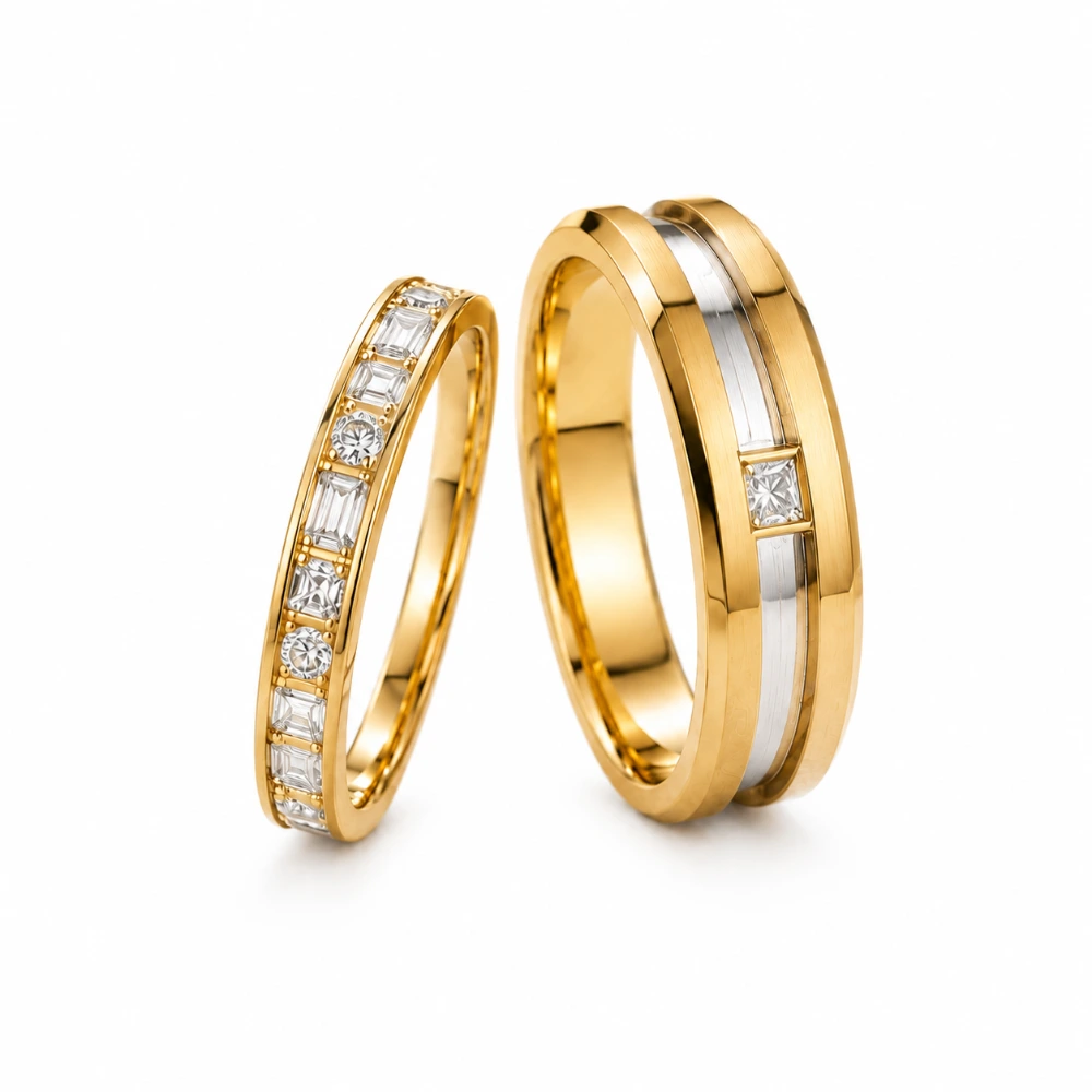 The Baguette Line Bands — Wanita 2,8 mm · 8 baguette 0,05 ct + 6 round 0,03 ct (±0,58 ct) · Pria 5,0 mm dua warna · Emas 18K